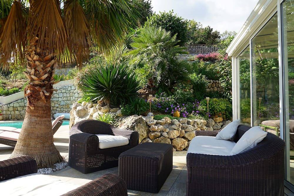 Luxury Provençal villa ideally located with panoramic view in Gattières, Cannes region