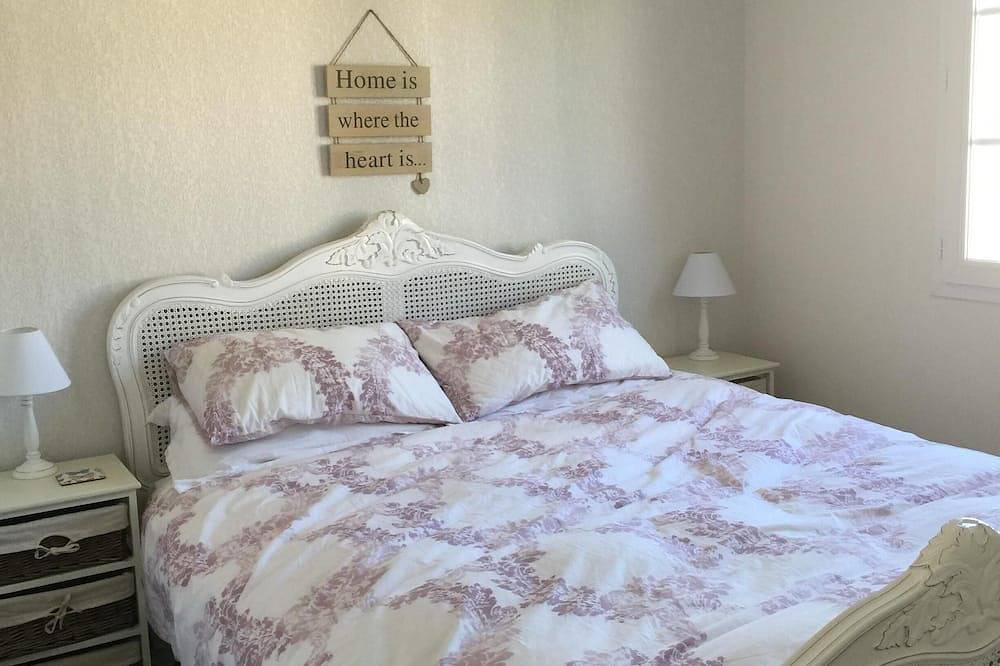 3 Bedroom Provençal House, 15 mins from St Tropez, Private pool, Sleeps 6 in La Môle, Draguignan region