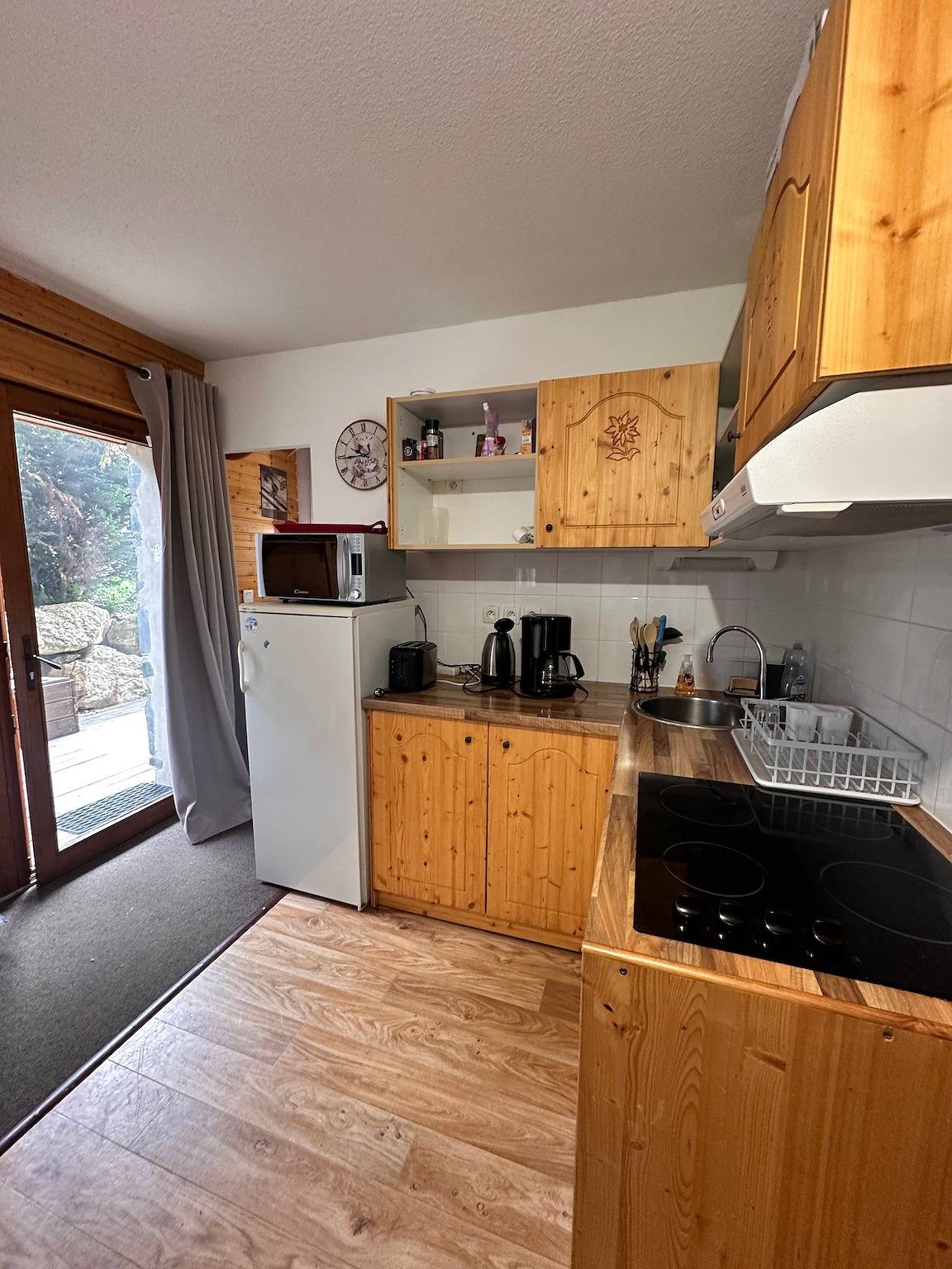 Ganze Wohnung, Appartement „La Cabane“ in Chamrousse, private Terrasse, direkt an der Piste in Chamrousse, Nationalpark Écrins