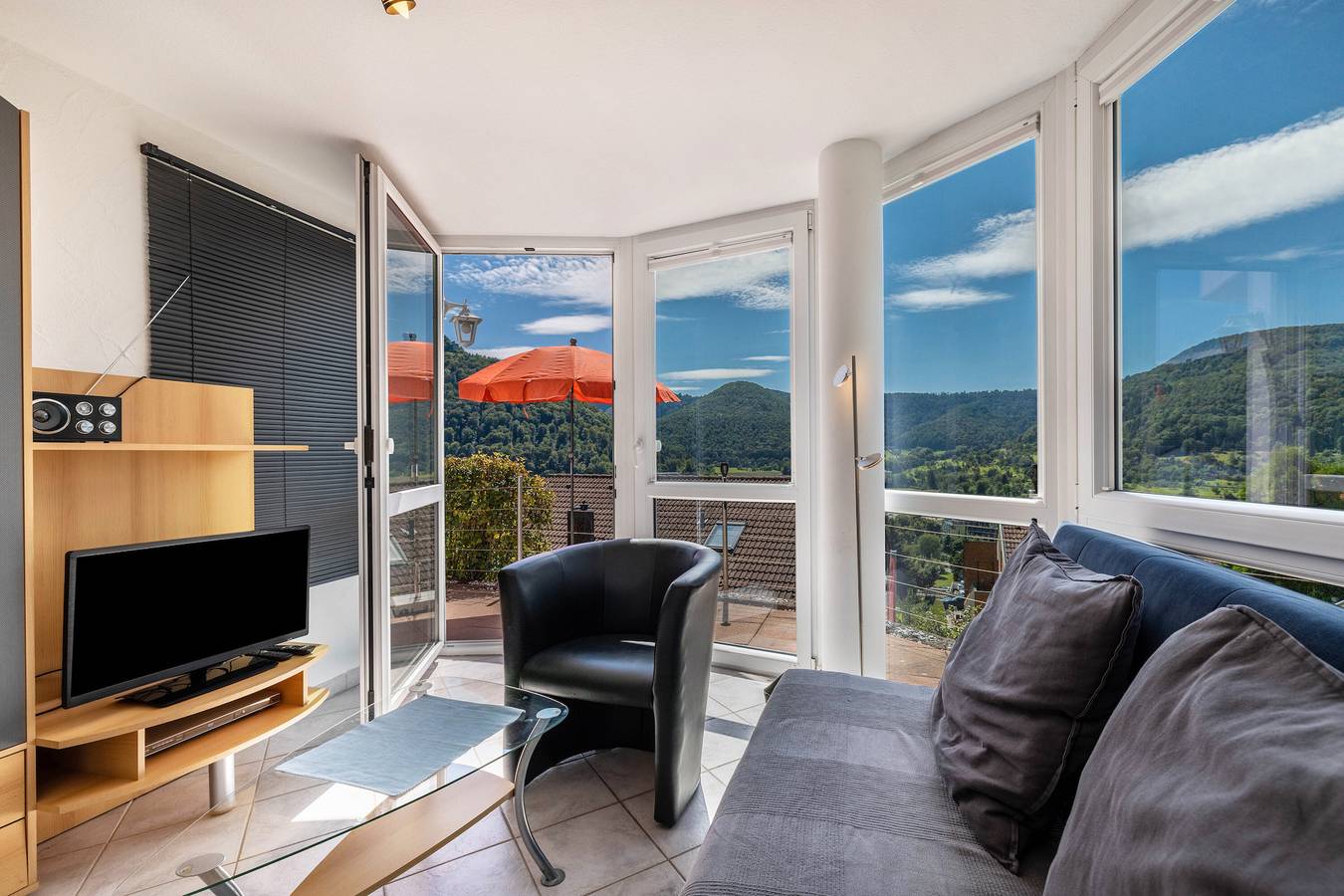 Entire apartment, Apartment 'Fewo2' with Mountain View, Private Terrace and Wi-Fi in Bad Urach, Albsteig Stage 9