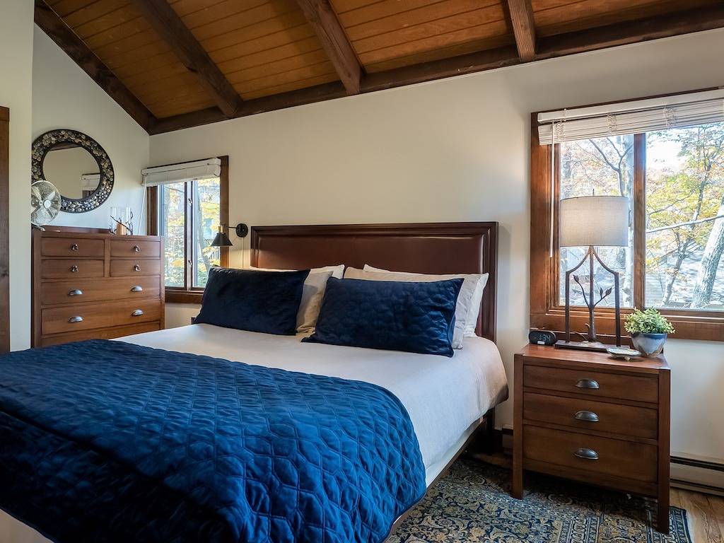 Modern Luxe Treetop Retreat-Hot Tub, Gas Fire Pit, Steps to Ski! Guest Favorite! in Wintergreen, Nelson County