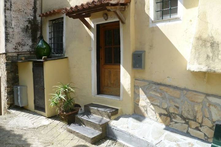 Ligurian rustico, surrounded by olive groves, 10 minutes from the sea. in Cantalupo (Imperia), Imperia