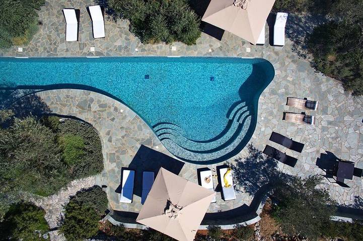 Villa for 20 people, with garden and pool as well as hot tub, with pets in Alonissos