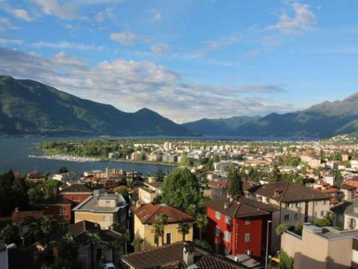 Ferienwohnung für 8 Personen, mit Balkon und Terrasse sowie Garten und Pool in Muralto