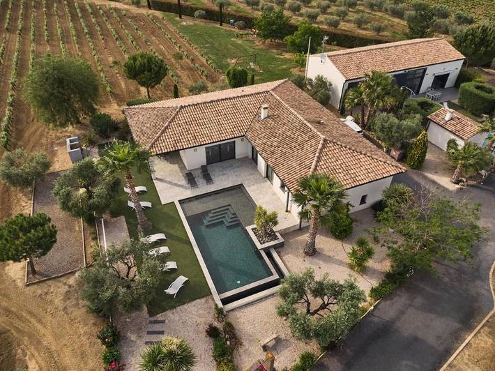 Location de vacances pour 8 personnes, avec vue ainsi que piscine et terrasse à Servian - 4