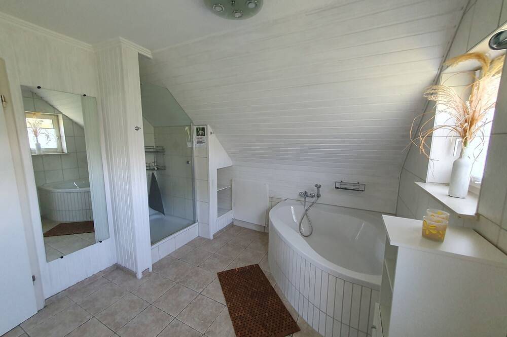 \"Entspannung und Abenteuer im Ferienhaus Friesenbude Safe Haven!\" in Almdorf, Nordfriesland