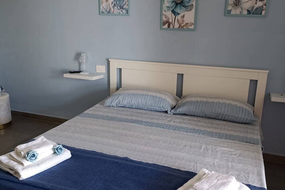Entire apartment, Room 'La Fiesta' with Sea View, Wi-Fi and Air Conditioning in Capaccio, Cilento