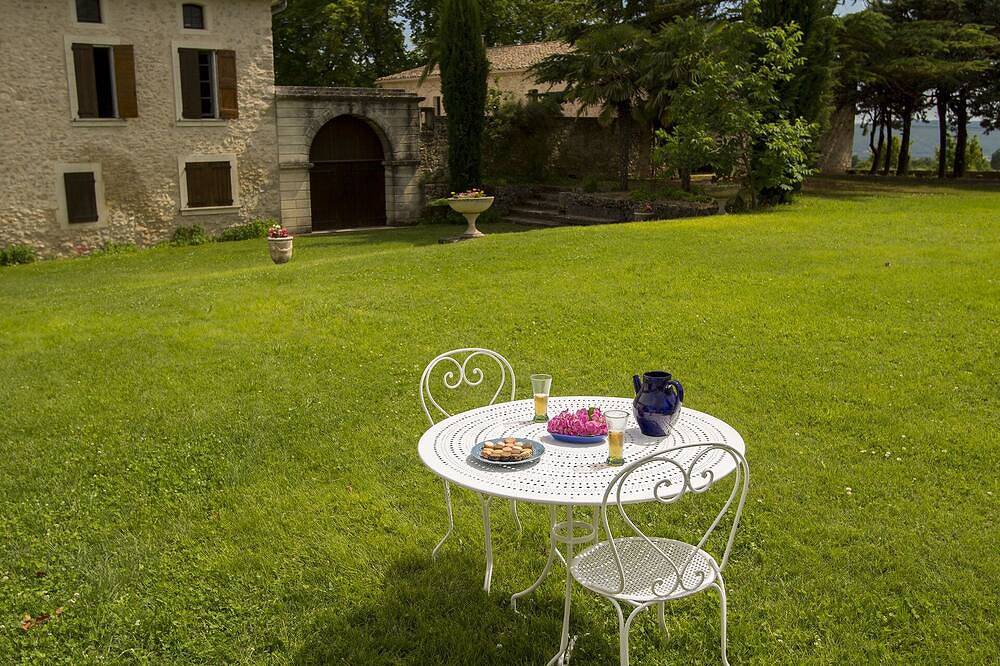 Facing a green esplanade, Lardiers cottage for 5 people in Forcalquier, Parc naturel régional du Luberon