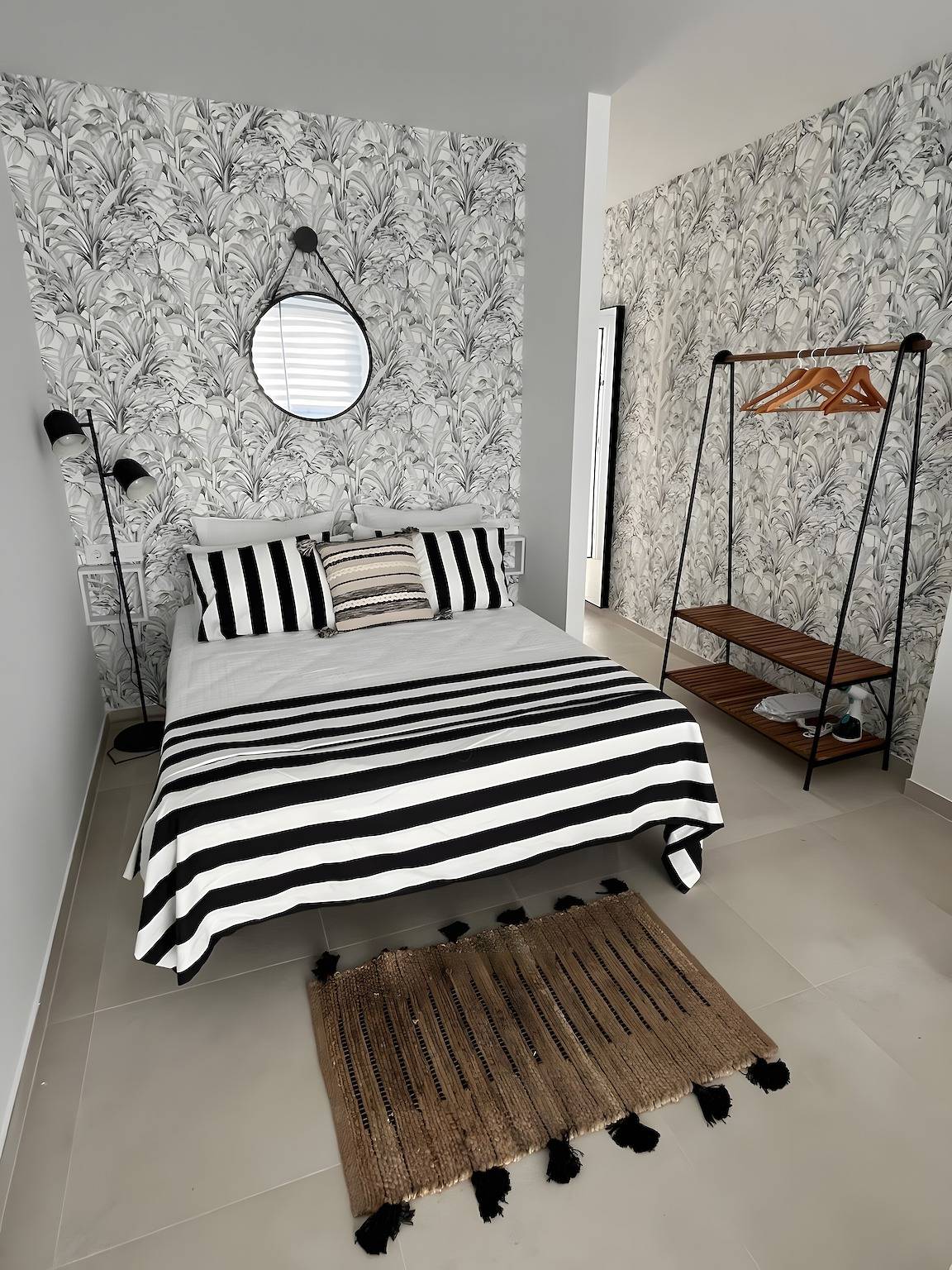 Estúdio inteiro, Estúdio confortável "Black&White" com excelente localização, ideal para casais in Playa de Los Lances, Tarifa (Espanha)