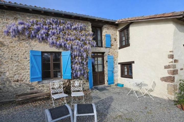 Location de vacances pour 4 personnes, avec vue ainsi que jardin et terrasse à Saulgond - 2