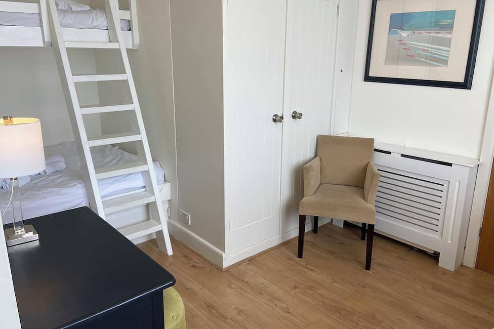 Flat 7 Sand Acres, family friendly in Canford Cliffs in Sandbanks, Poole