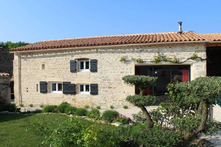 Gîte pour 4 personnes, avec jardin, animaux acceptés à Hanc