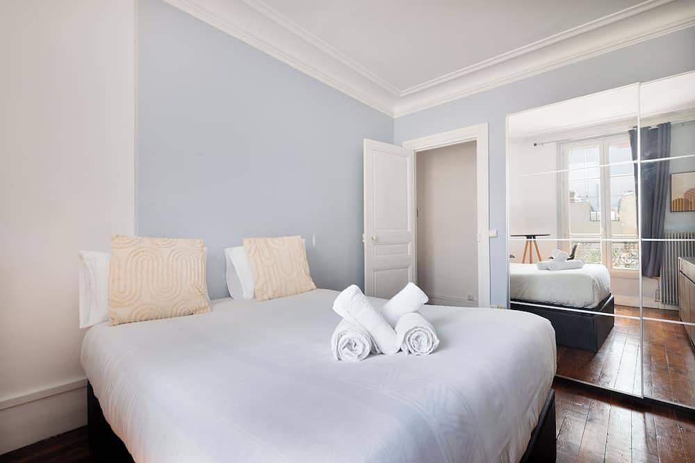 Ganze Wohnung, Parisian charm, separate beds, screen and work desk, ideal for families and professionals. in Clichy, Hauts-de-Seine