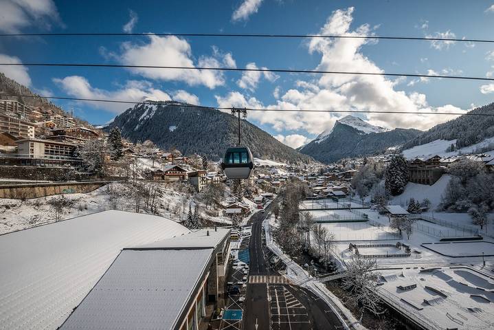 Appartement entier, "Studio Chénives - Morzine", avec vue sur les montagnes, terrasse privée et Wi-Fi in Morzine, Les Portes du Soleil