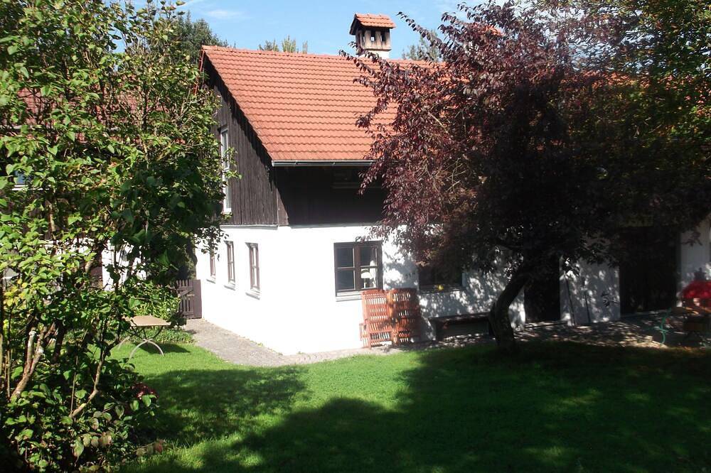 Voormalige boerderij op een open plek in Schöllnach, Oost-Beieren