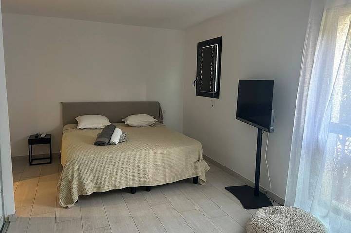 Ganze Wohnung, Between sea and mountains, spacious, quiet apartment with superb views. in Alata, Ajaccio und Umgebung