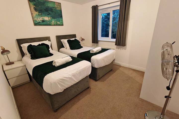 Spacious Modern 4 Bedroom Detached House On A Quiet Estate in Dartford, Kent
