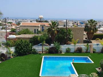 Gîte pour 2 personnes, avec balcon ainsi que piscine et vue dans Oróklini