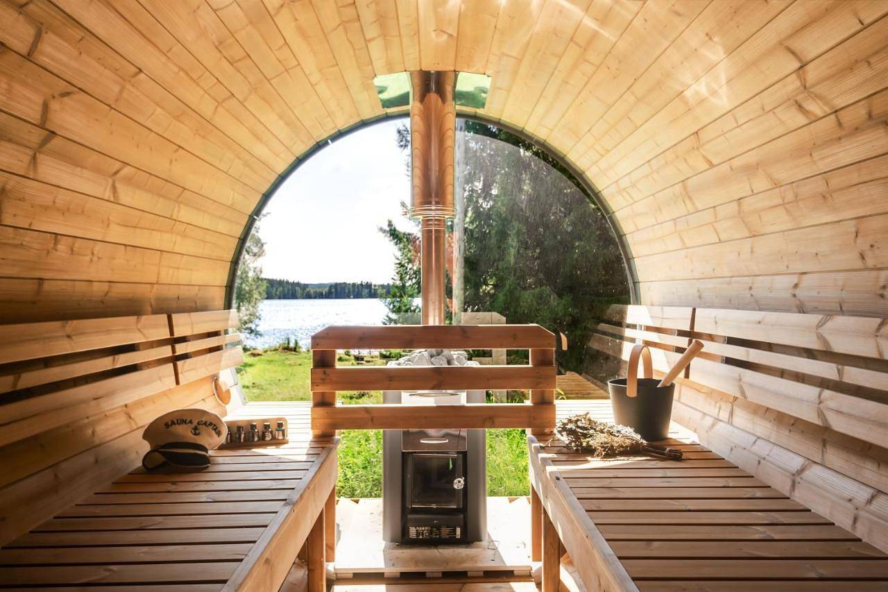 Secluded lakeside villa - sauna, ski, boat, 20 guests in Ludvika, Dalarna