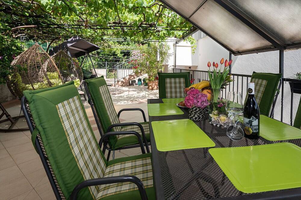 Entire apartment, Moderne Ferienwohnung mit großer Terrasse in Opatija in Opatija Riviera