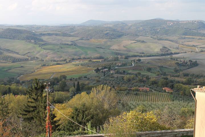 Geheel appartement, Appartement 'Lo Zio Ezio' met uitzicht op de bergen & Wi-Fi in Montepulciano, Provincie Siena