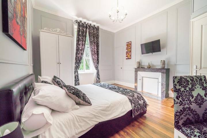 Maison d’hôte pour 8 personnes, avec piscine et sauna ainsi que vue et jardin