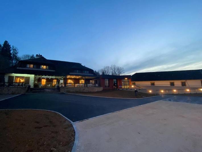 Hôtel pour 2 personnes, avec piscine ainsi que jardin et jacuzzi, animaux acceptés à Villegusien-le-Lac - 2