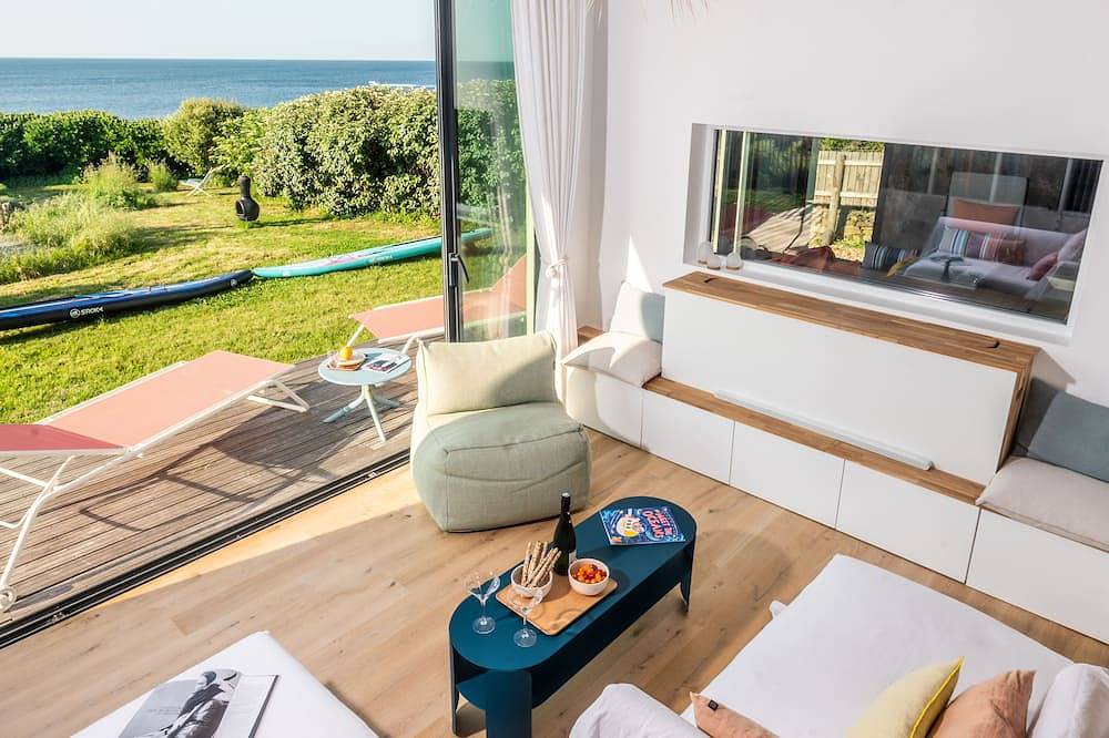Villa Ponant 5 étoiles à Doëlan, piscine intérieure chauffée face à la mer in Doëlan, Clohars-Carnoët