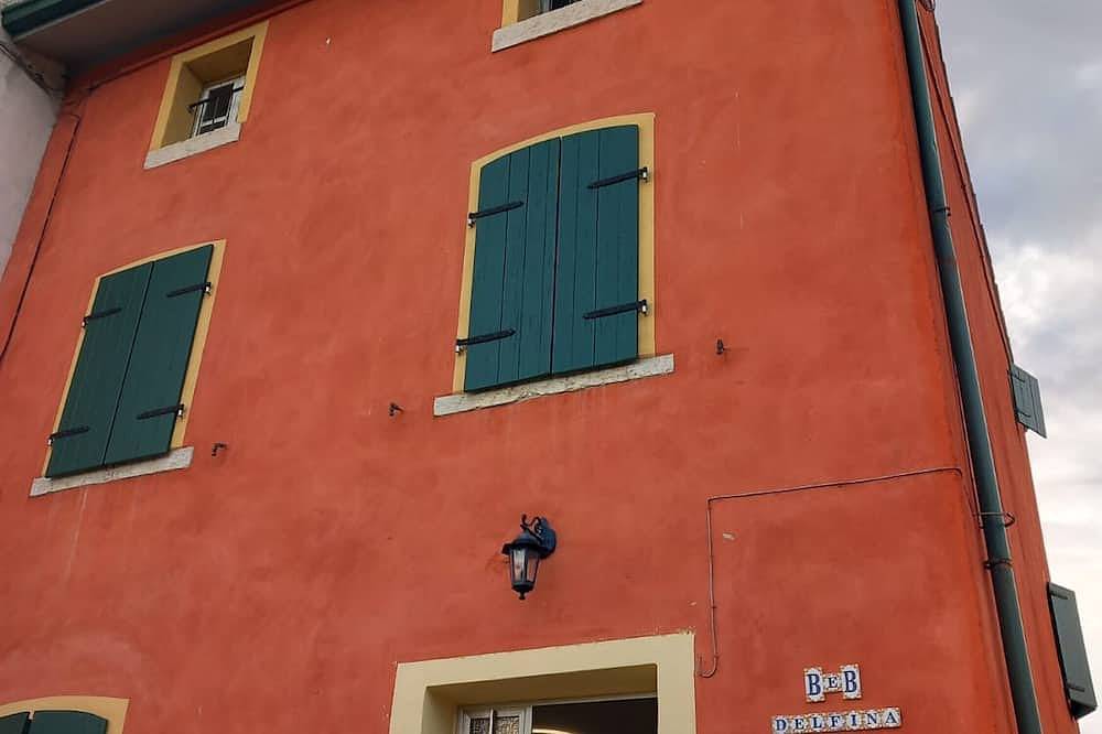 Holiday Home 'La Casa Di Delfina' with Private Garden in Caprino Veronese, Garda Mountains