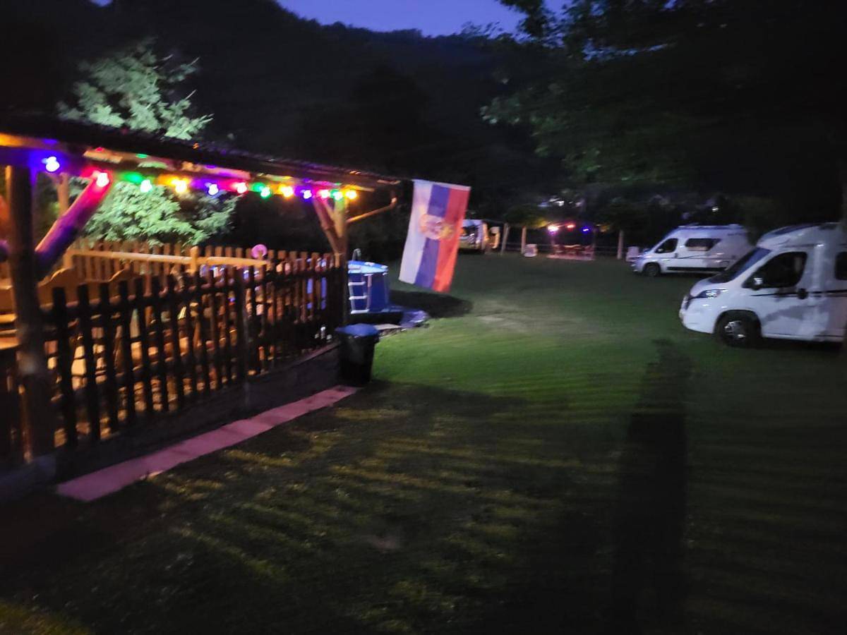 Kamp kućica trokrevetna in Црнча, Okręg maczwański