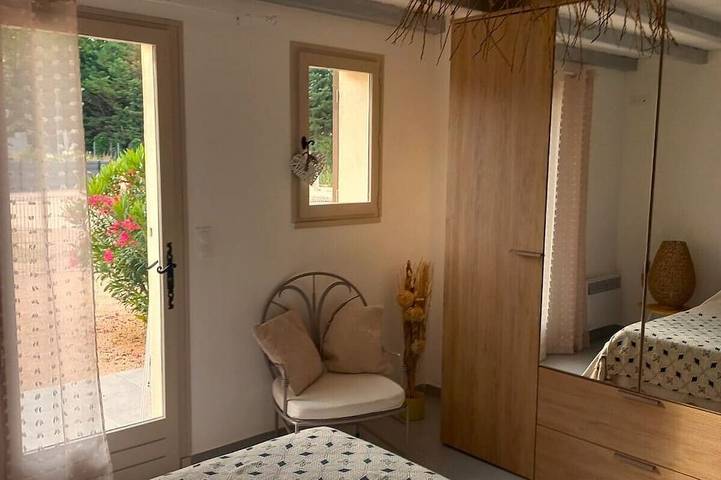 Gîte pour 4 personnes, avec terrasse ainsi que piscine et jacuzzi à Fontvieille - 3