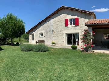 Gîte pour 6 personnes, avec jardin ainsi que terrasse et piscine à Touzac