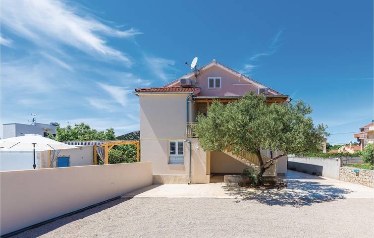 Location de vacances pour 18 personnes, avec terrasse à Tribunj - 2