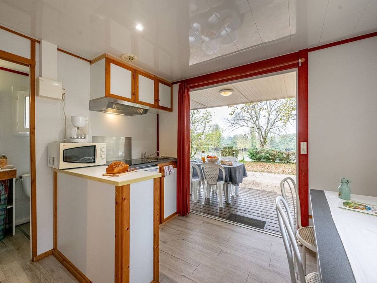 Chalet 3 Habitaciones con Terraza, 2 Dormitorios, 2 a 6 Personas in Badefols-sur-Dordogne, Périgord Pourpre