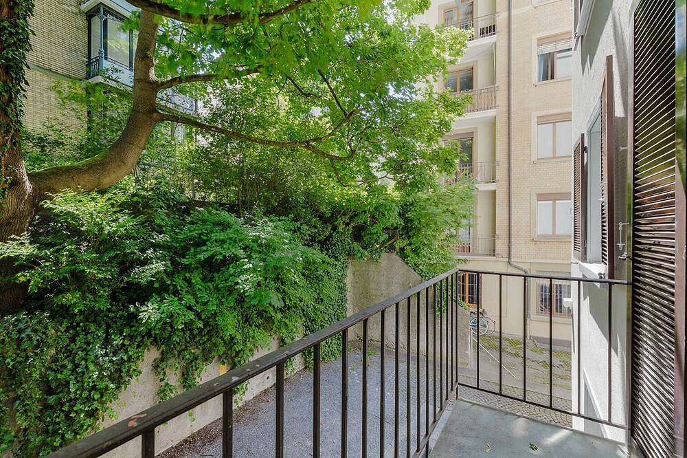 Entire apartment, Cool Unterstrass 3Br, 15min walk to Zurich Hb, by Blueground in Zurich, Zurich district