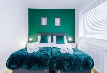 Holiday Rental for 8 People in Middlesbrough, North East England, Photo 2