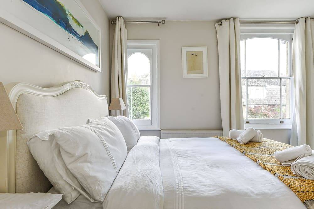Chichester City Centre Home by Canal with garden. in Chichester, West Sussex