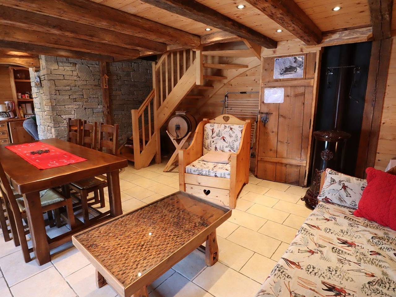 3-room chalet, 6 pers, 2 km from slopes, south-facing, internet in Arêches, Beaufort (Rhône-Alpes)