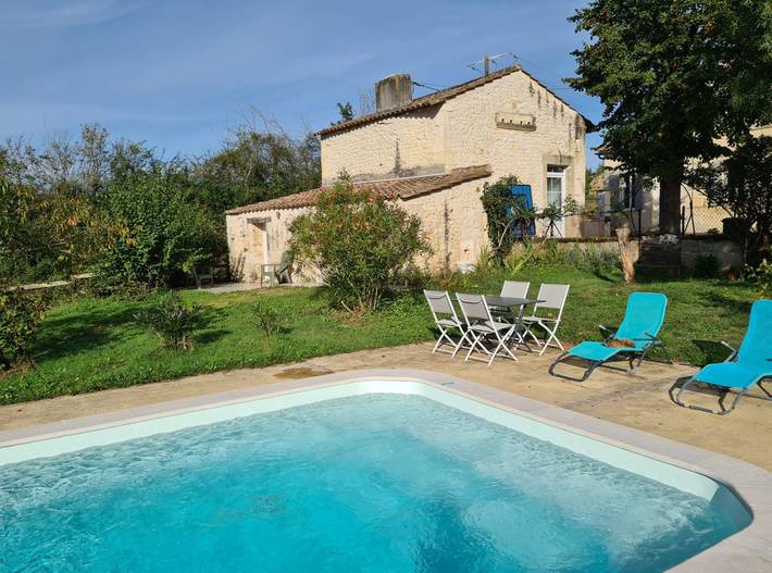Gîte pour 2 personnes, avec jardin ainsi que terrasse et piscine, animaux acceptés en Charente-Maritime