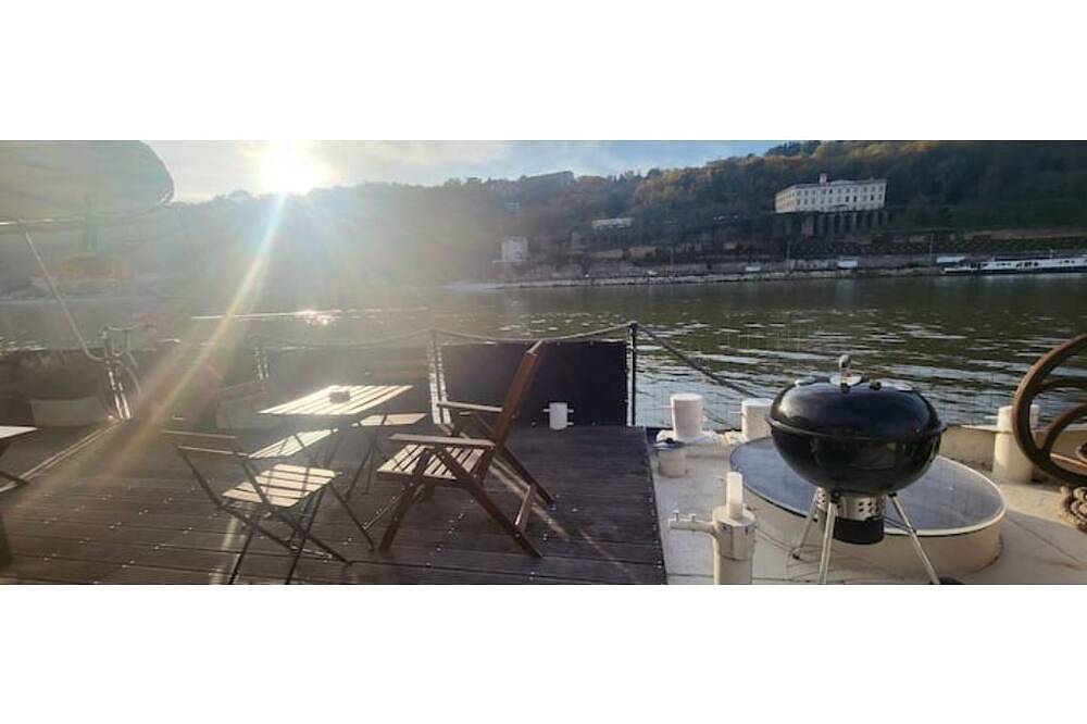 Atypical, peaceful houseboat in Confluence in Lyon, Rhône