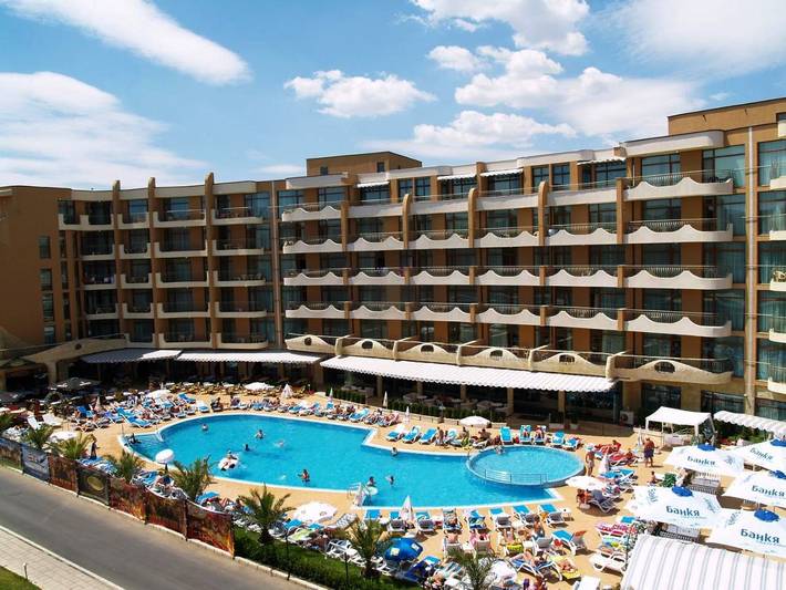 Hôtel pour 4 personnes, avec piscine ainsi que jardin et bassin pour enfant