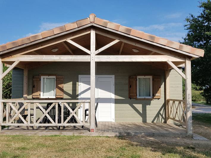 Chalet pour 4 personnes, avec Jacuzzi et Terrasse ainsi que Jardin et Piscine