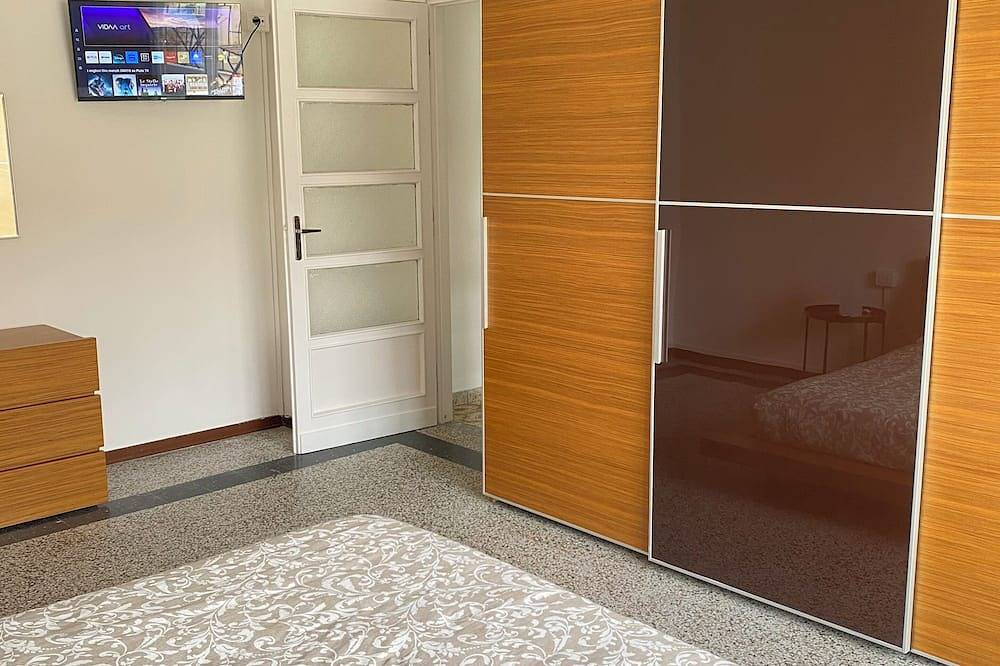 Apartamento entero, Apartment in Alba with free parking. Sleeps 7. Self check-in in Alba, Langhe