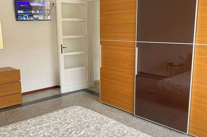 Appartamento intero, Appartamento ad Alba con parcheggio gratuito. 7 posti letto. Self check-in in Spiaggia cherasca, Alba