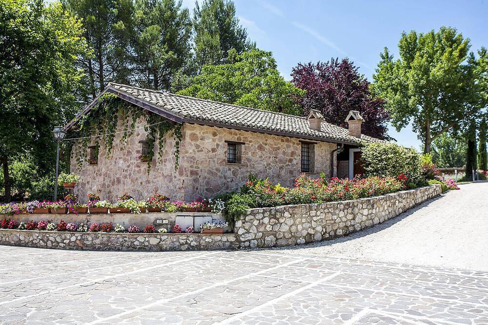 Appartamento Fiordaliso in Agriturismo con Giardino e Piscina in Spoleto, Perugia e dintorni