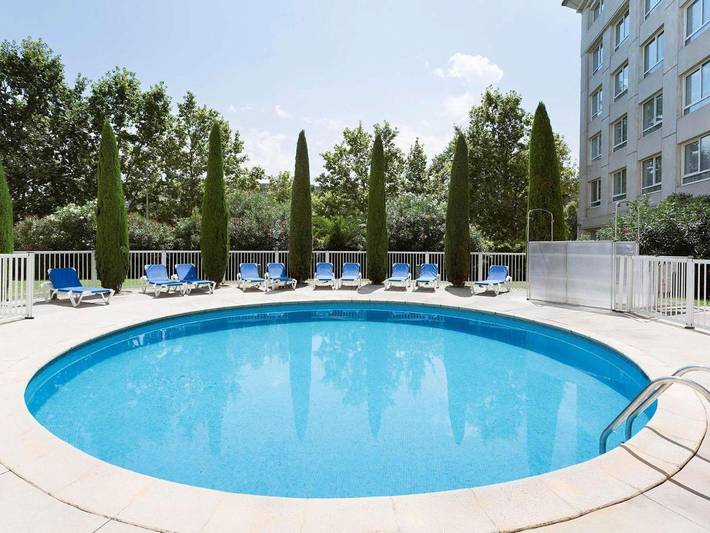 Hôtel pour 4 personnes, avec Terrasse et Jardin ainsi que Piscine et Vue