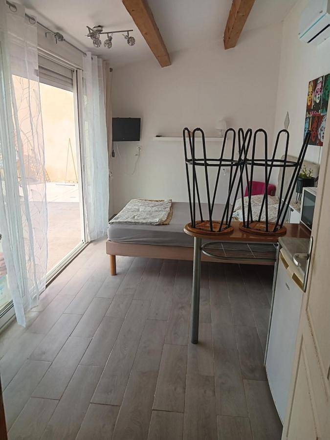 Studio sympa avec parking privé, piscine et clim in Manosque, Parc naturel régional du Luberon