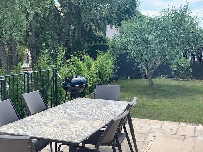 Location de vacances pour 12 personnes, avec piscine et terrasse ainsi que vue et jardin à Cabrières-d'Aigues - 4