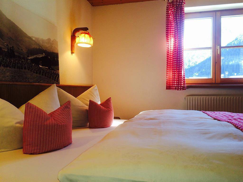 Ganze Ferienwohnung, Doppelzimmer mit Bergblick Nr. 10 in Mittelberg, Kleinwalsertal