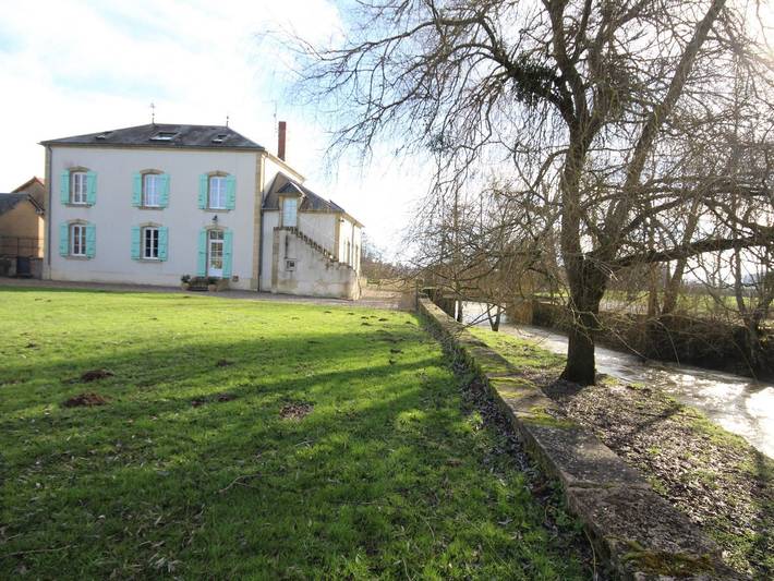 Vakantiehuis voor 13 personen, with tuin and terras as well as whirlpool, met huisdier in Nièvre